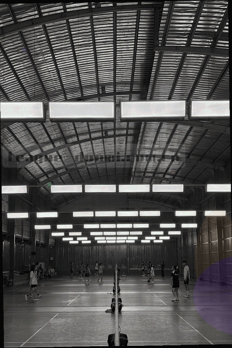 手机屏幕上的赛事数据页面示意，重点显示比分与控球率栏，设备边缘为深色金属质感